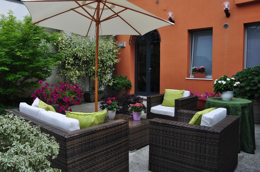 Piazza Nova Guest House Феррара Экстерьер фото